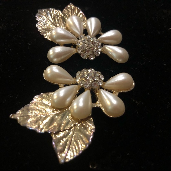 Faux Pearl/gold Vintaged earrings Floral leaves artistic 80s fashion jewellery. - Picture 8 of 9